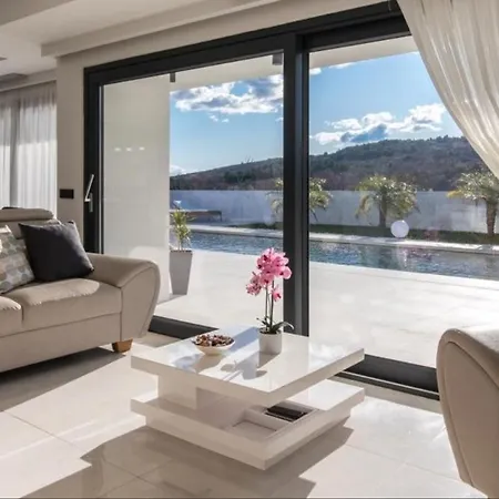 Villa Luxury Milly Heated Indoor And Outdoor Pool *