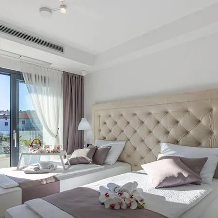 Luxury Milly Heated Indoor And Outdoor Pool Villa *