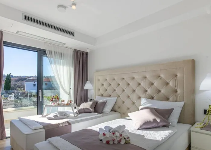 Luxury Milly Heated Indoor And Outdoor Pool Villa *