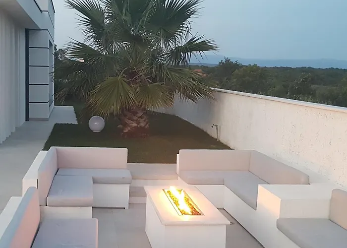 Luxury Milly Heated Indoor And Outdoor Pool Villa *